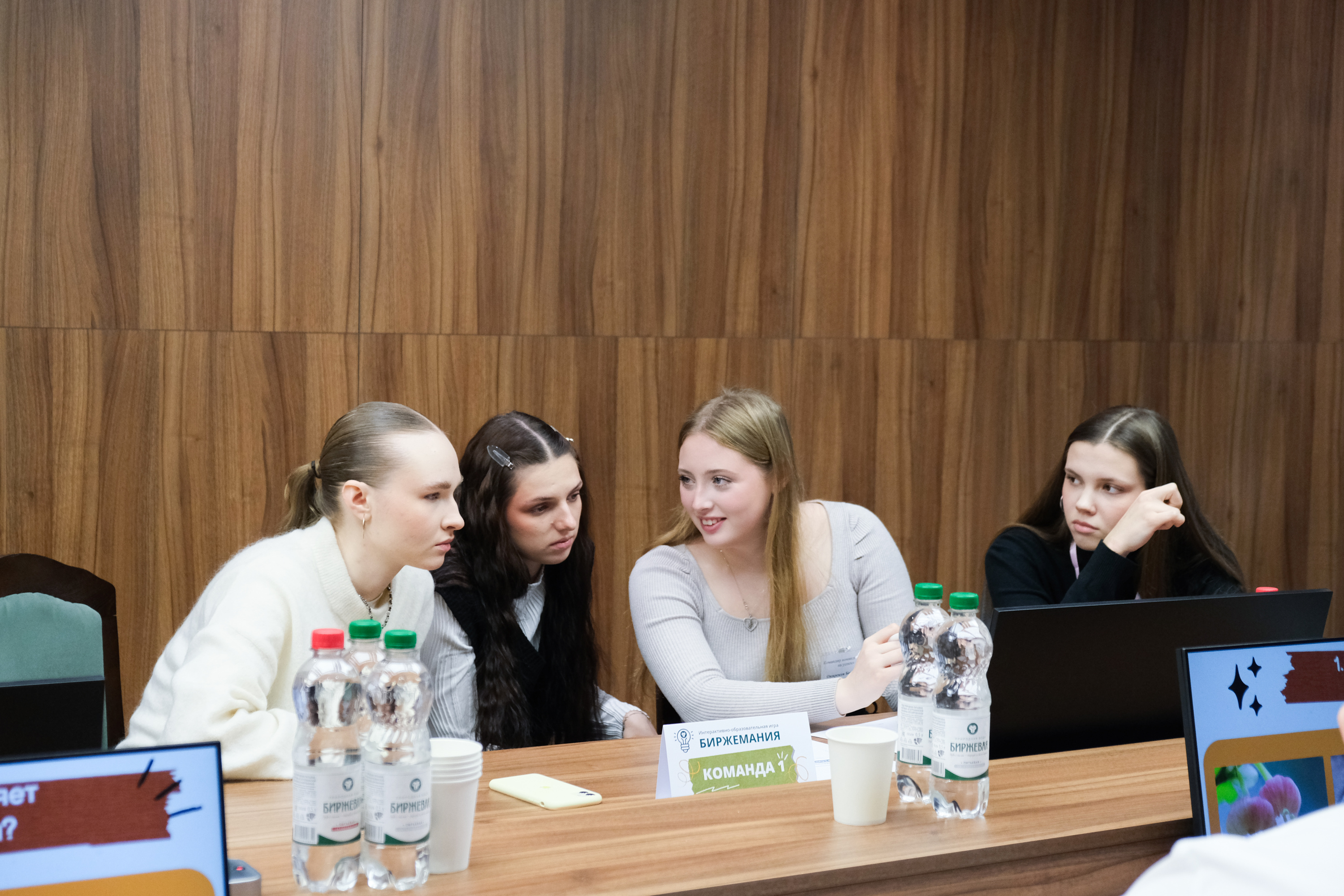 Студенты факультета экономики и менеджмента БГЭУ приняли участие в интеллектуальной игре «Биржемания», организованной БУТБ