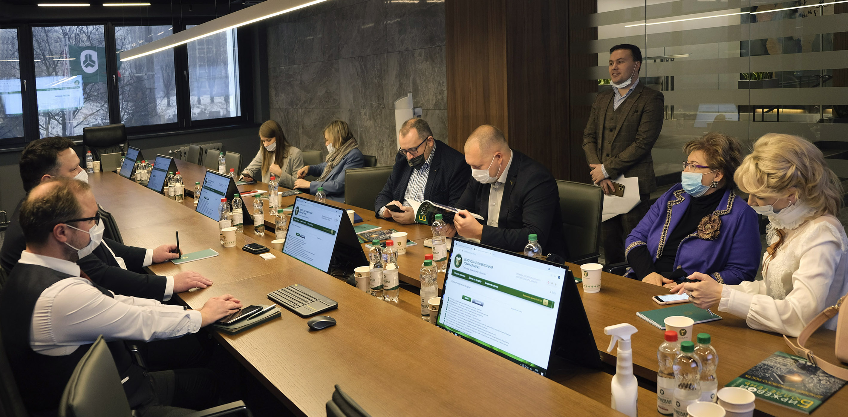 Предприятия Ленинградской области намерены продавать на БУТБ кондитерские изделия, упаковочные материалы и мебель 