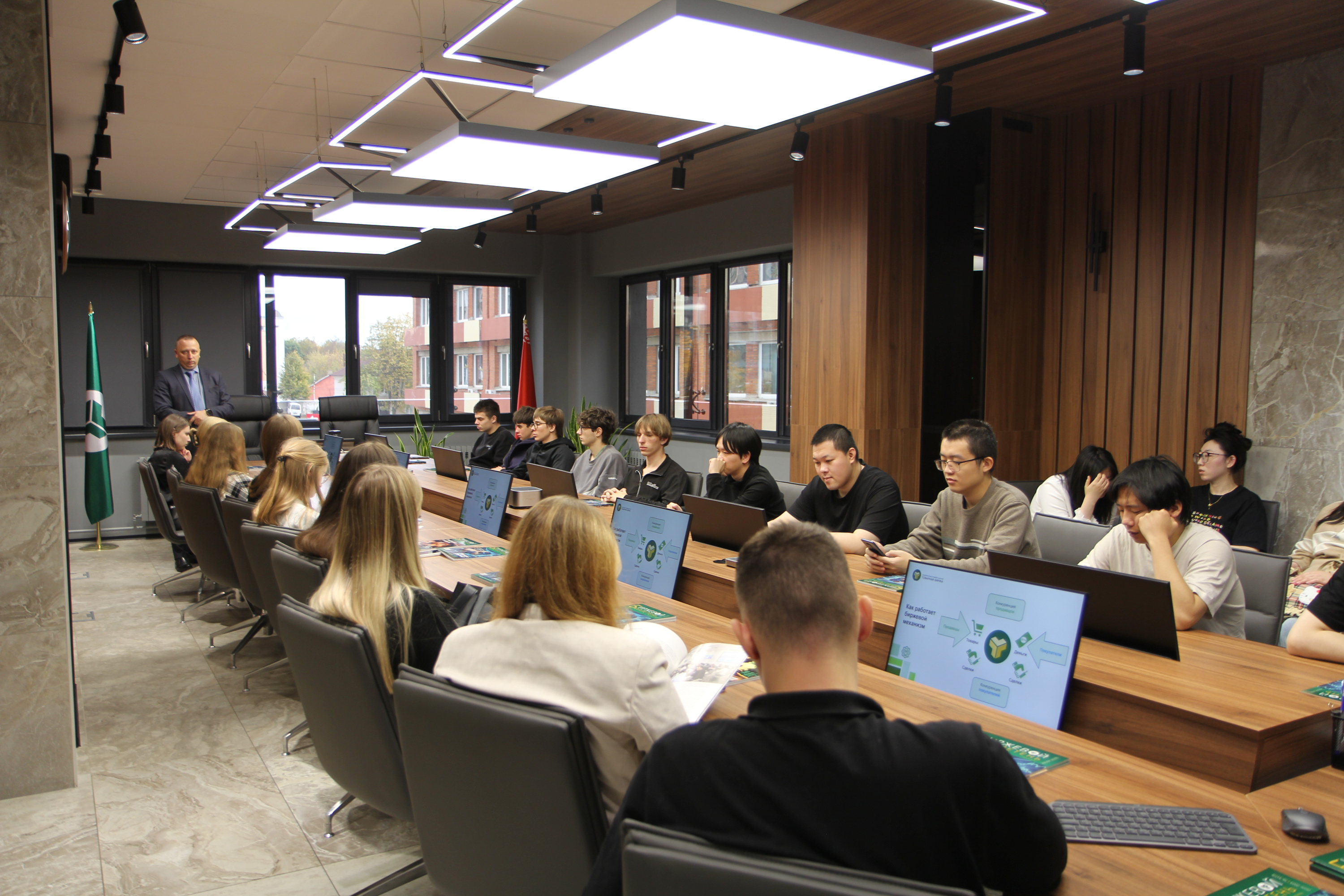 Белорусские и иностранные студенты познакомились с деятельностью БУТБ