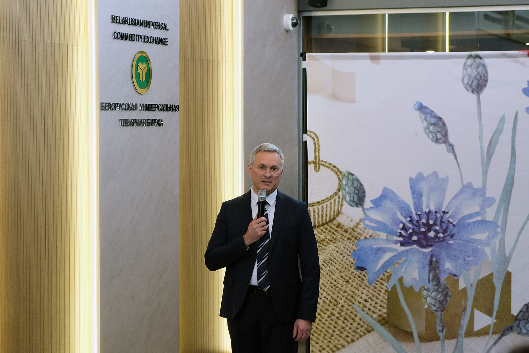 Демонстрация галантереи и косметики для жен послов и дипломатов в офисе БУТБ