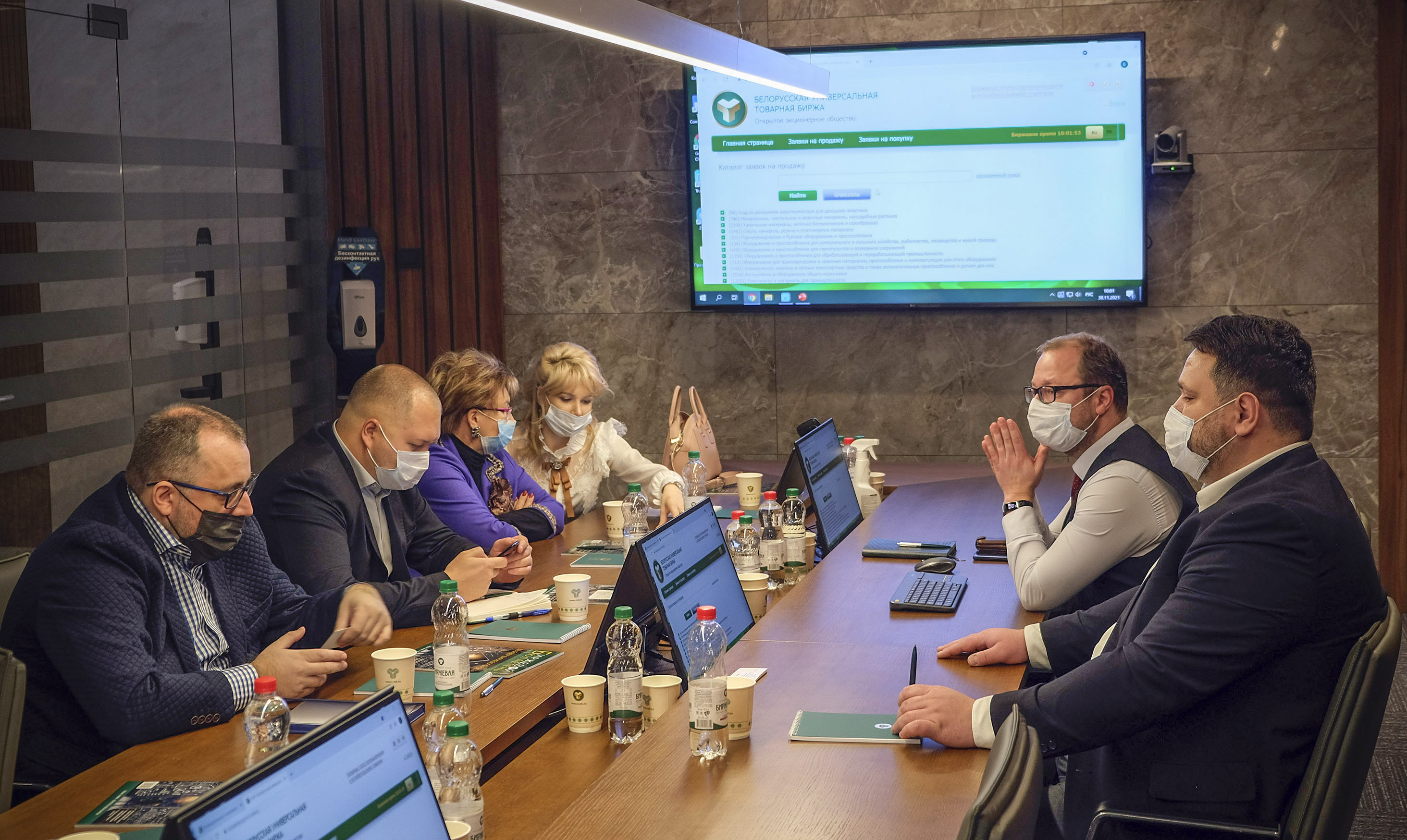 Предприятия Ленинградской области намерены продавать на БУТБ кондитерские изделия, упаковочные материалы и мебель 