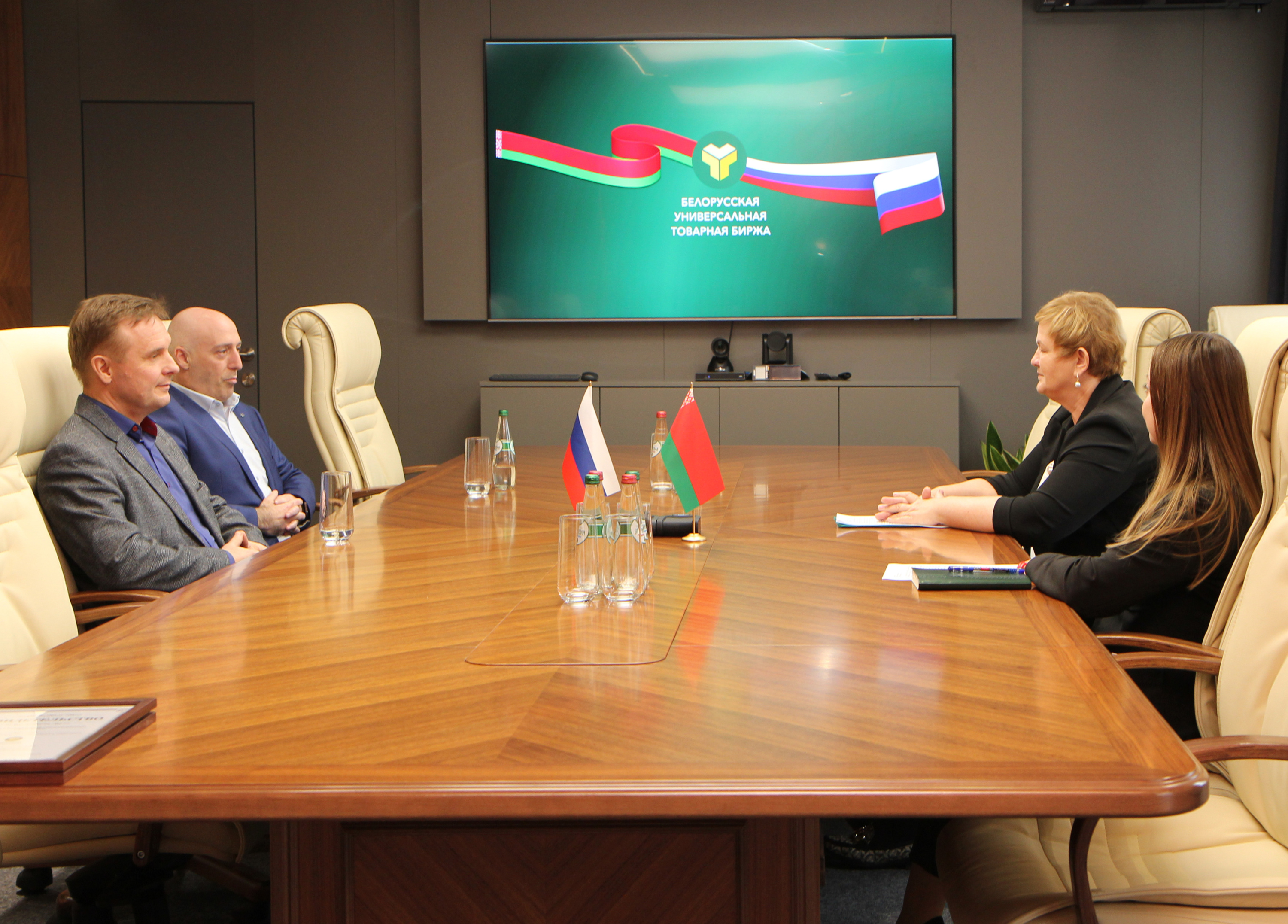 Обсуждение перспектив сотрудничества между БУТБ и смоленской компанией ДЭЛ-АГРО на церемонии вручения сертификата брокера
