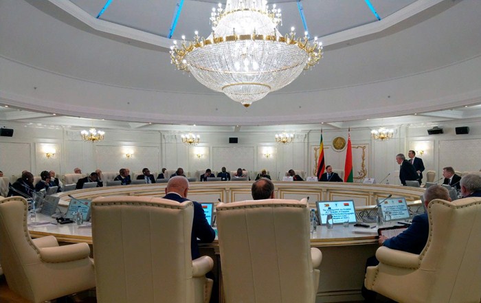 на встрече с президентом Зимбабве Эммерсоном Мнангагвой