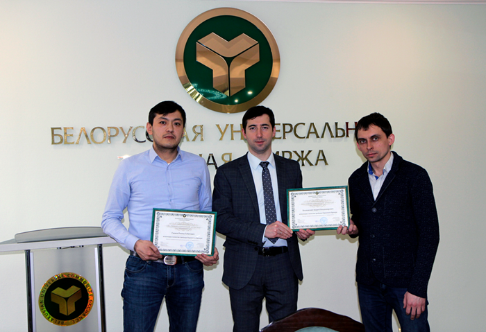 представителям компании вручают свидетельство об аккредитации в качестве брокера