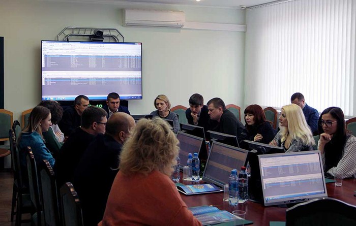 участникам круглого стола показывают ход торгов на бирже