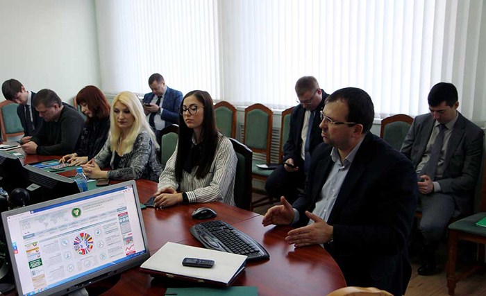 участникам круглого стола рассказывают про преимущества площадки промышленных и потребительских товаров