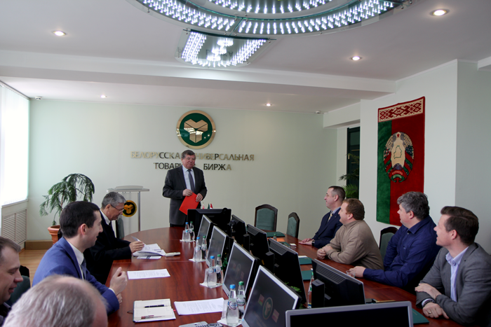 Анатолий Зарецкий выступает переж представителями деловых кругов Латвии